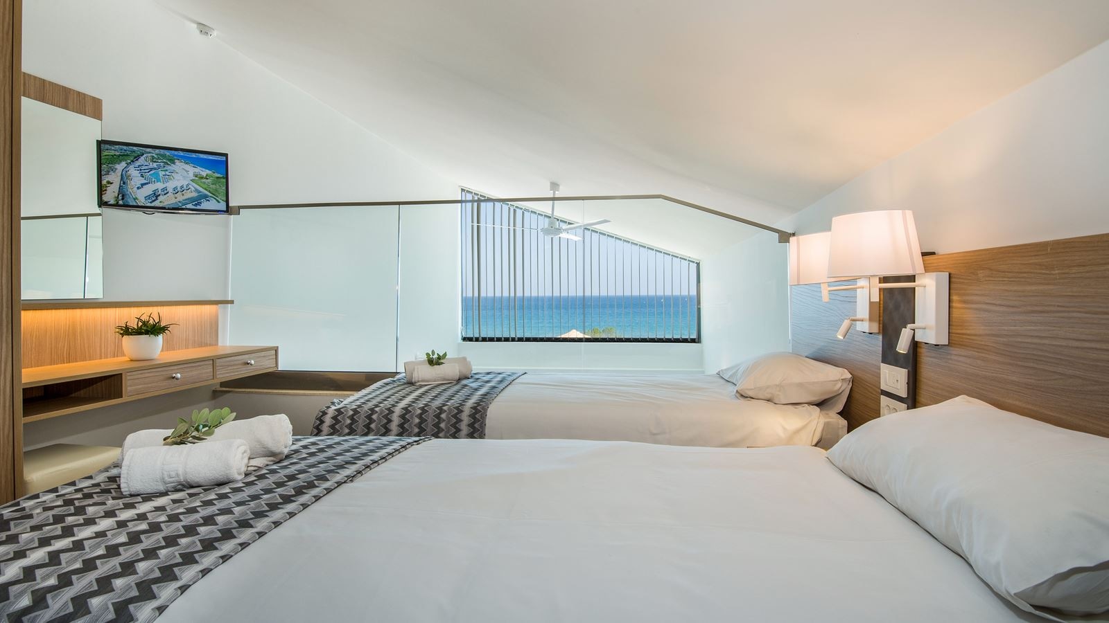 rooms-maisonette-sideseaview-for-25-persons