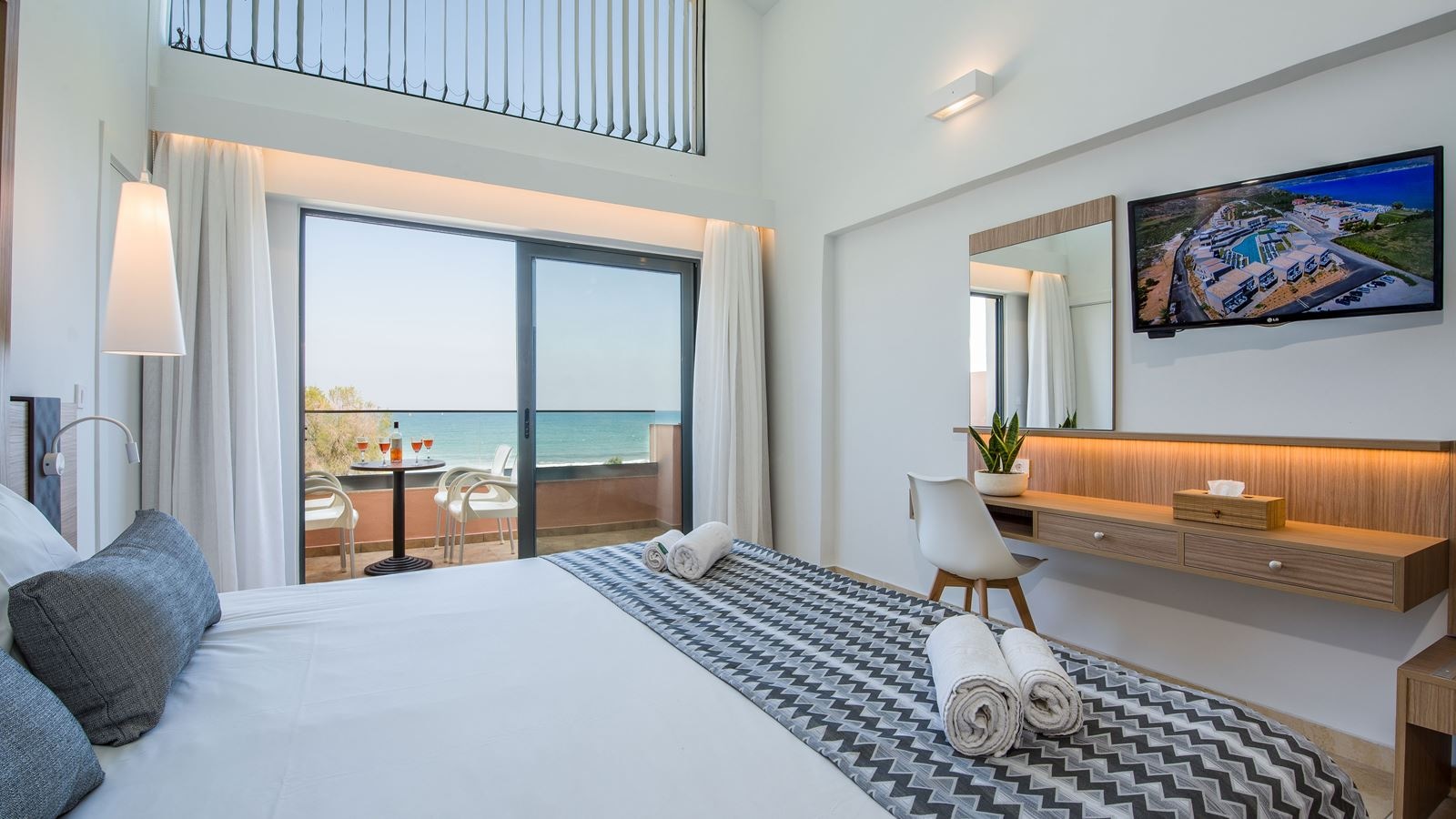 rooms-maisonette-sideseaview-for-25-persons