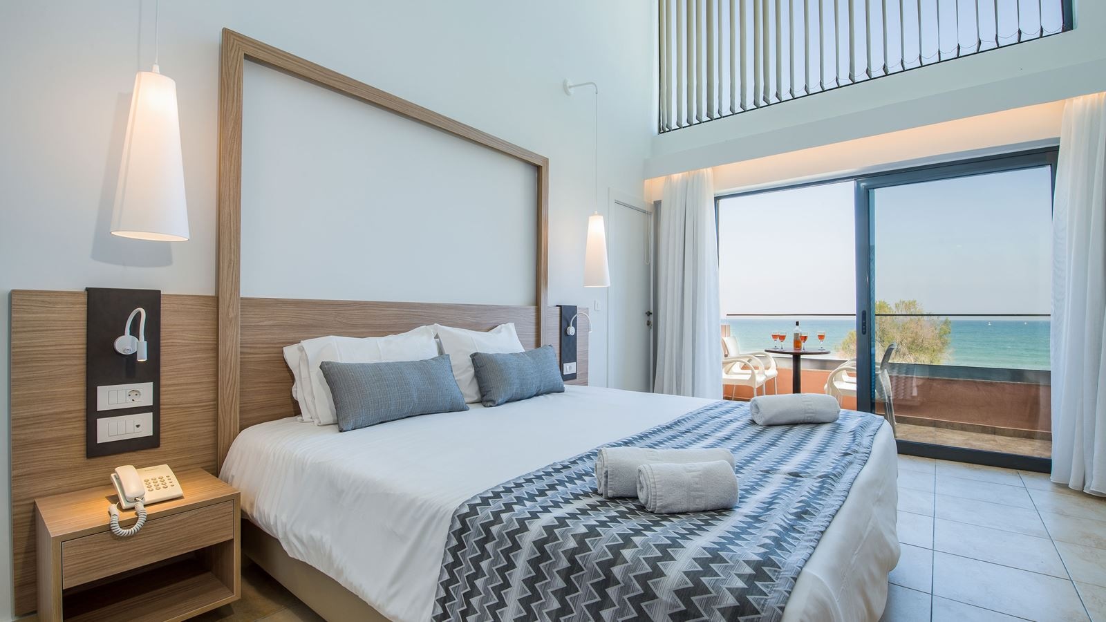 rooms-maisonette-sideseaview-for-26-persons