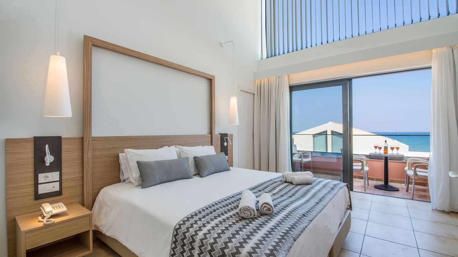 rooms-maisonette-sideseaview-for-26-persons