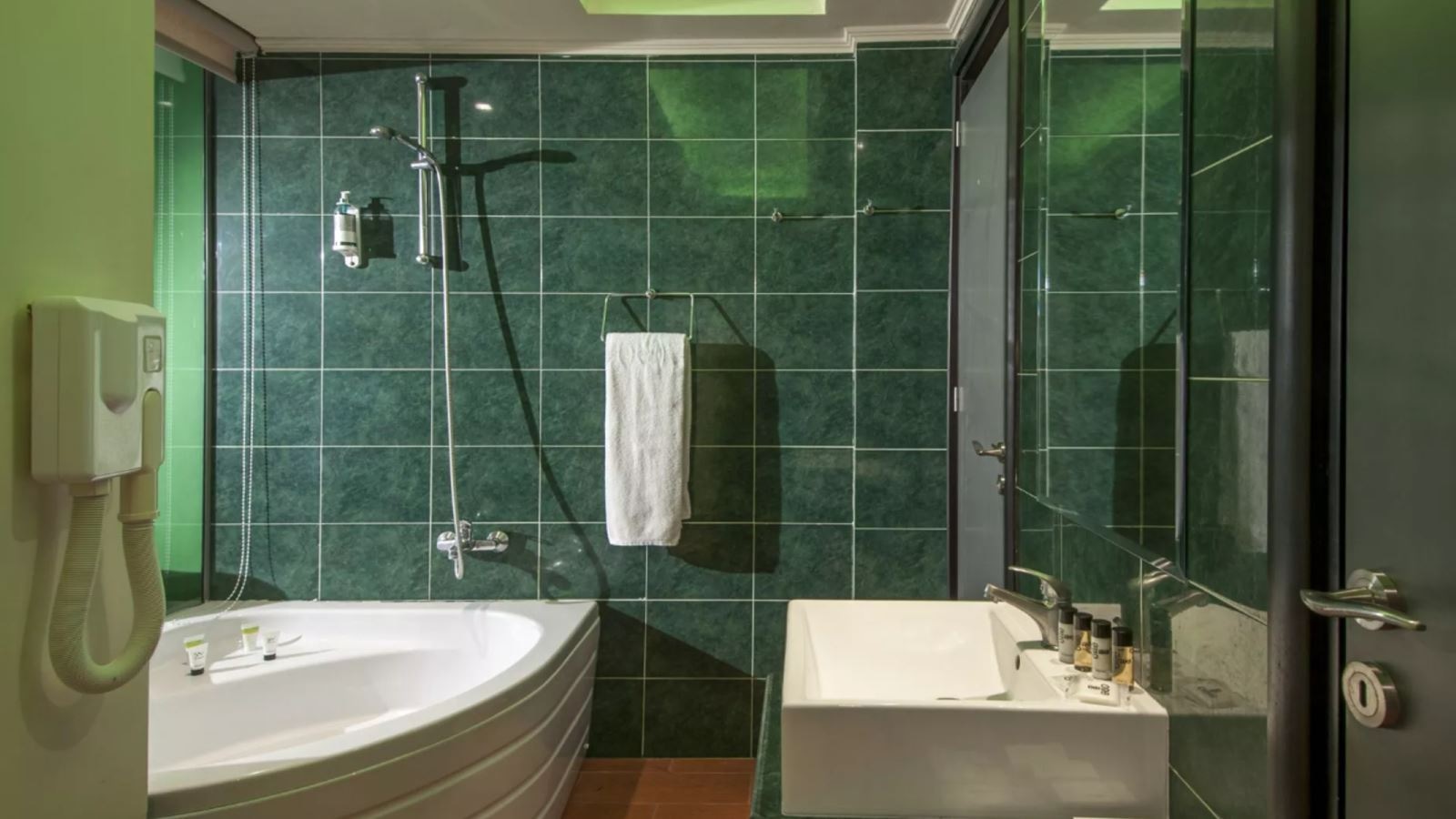 rooms-family-superior-2-bedrooms-garden-view-balcony-or-terrace