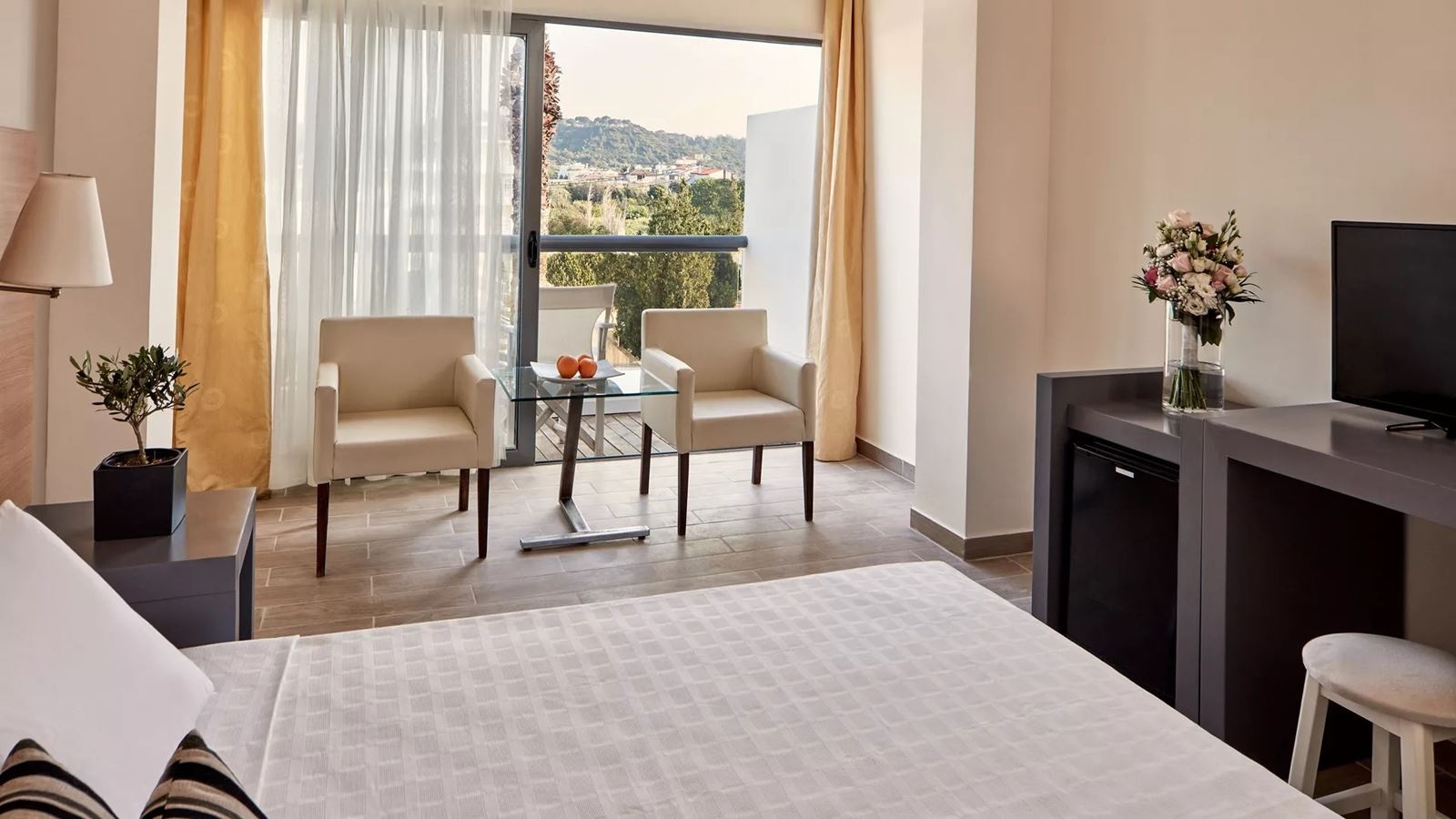 rooms-singleuse-gardenview-balcony