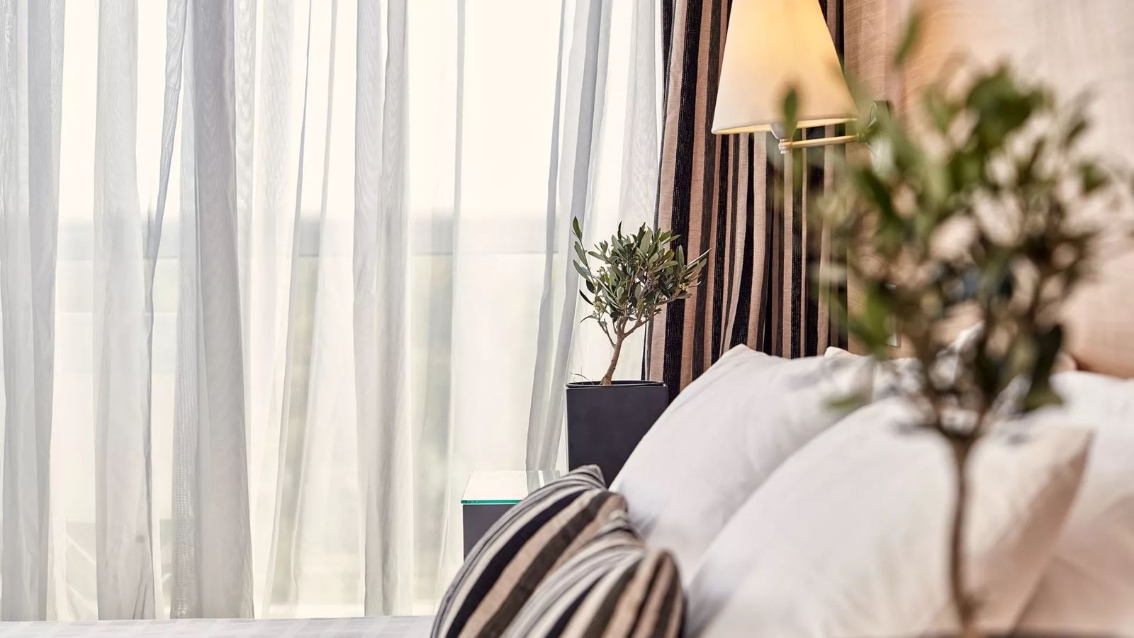 rooms-comfort-singleuse--poolview-without-balconyterrace