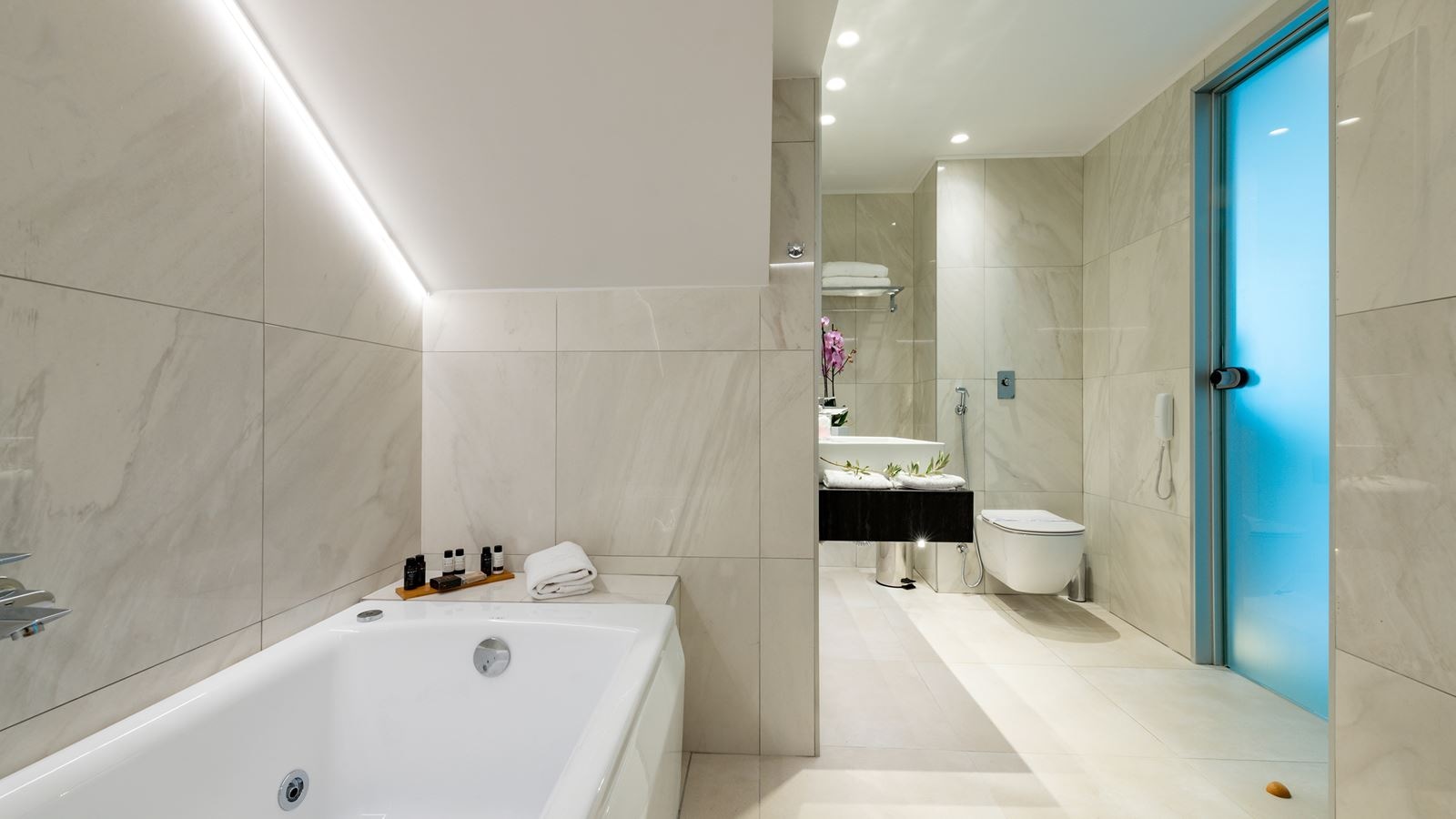 rooms-white-deluxe-suite-garden-view