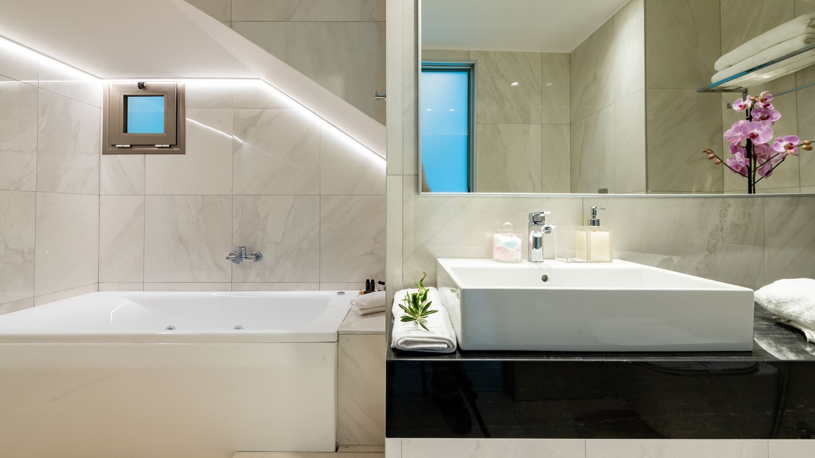 rooms-white-deluxe-suite-garden-view