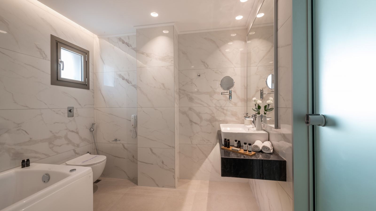 rooms-white-deluxe-suite-garden-view