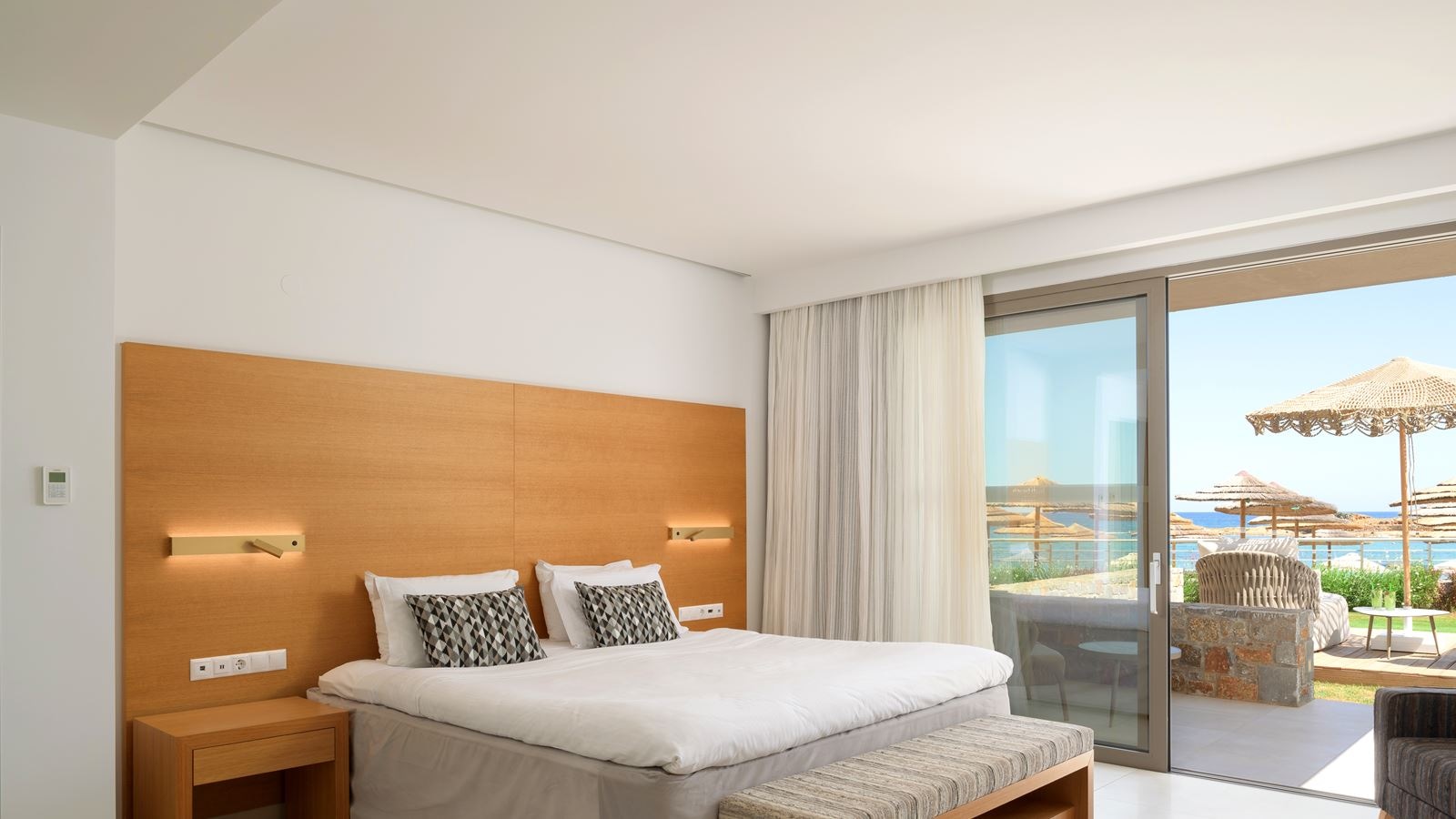 rooms-white-pearl-beachfront-suite-front-sea-view