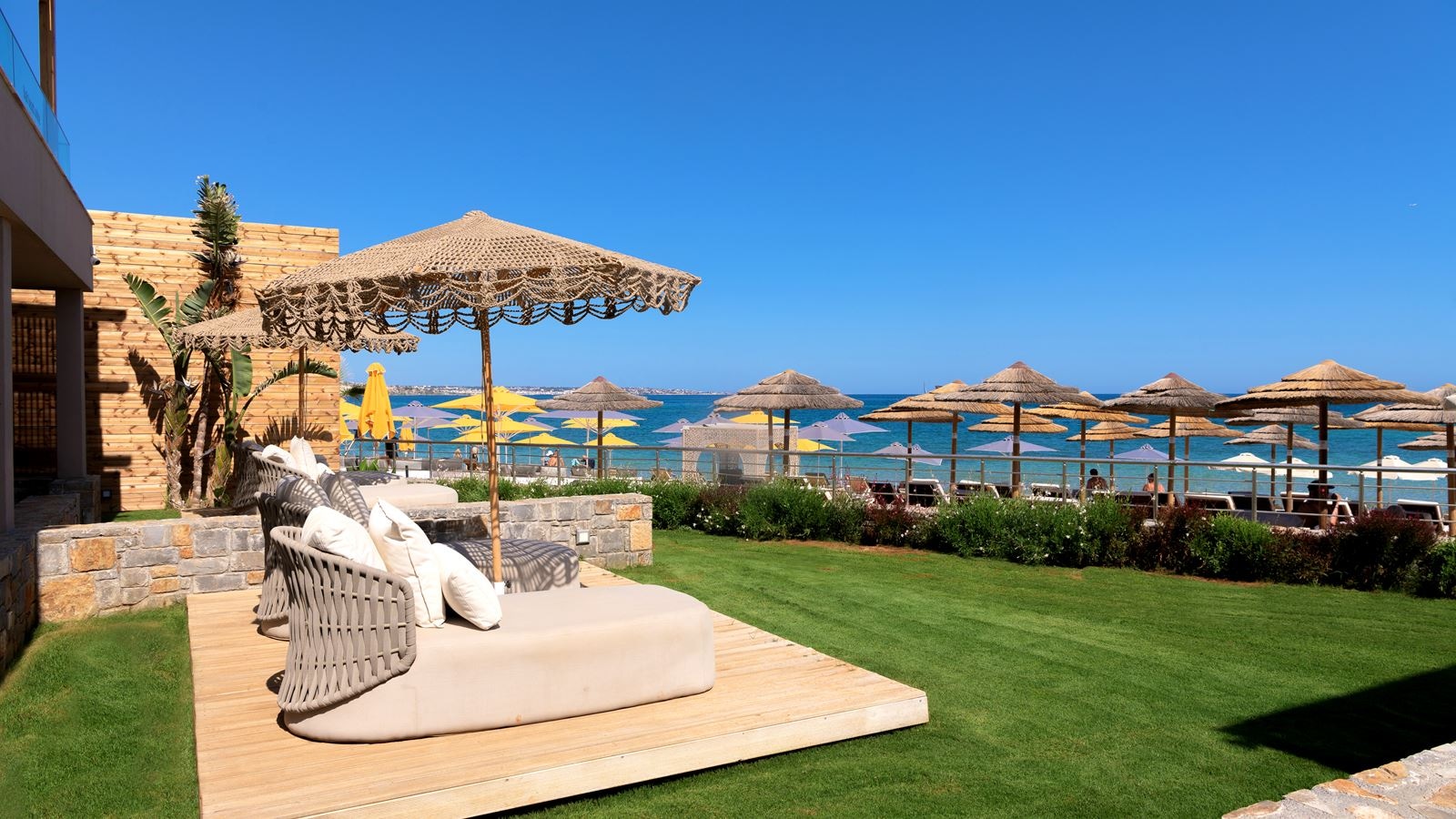 rooms-white-pearl-beachfront-suite-front-sea-view