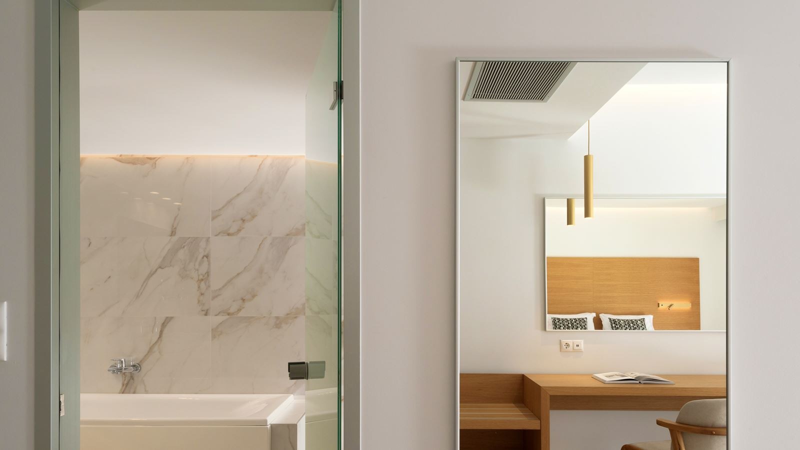 rooms-white-deluxe-suite-swimup