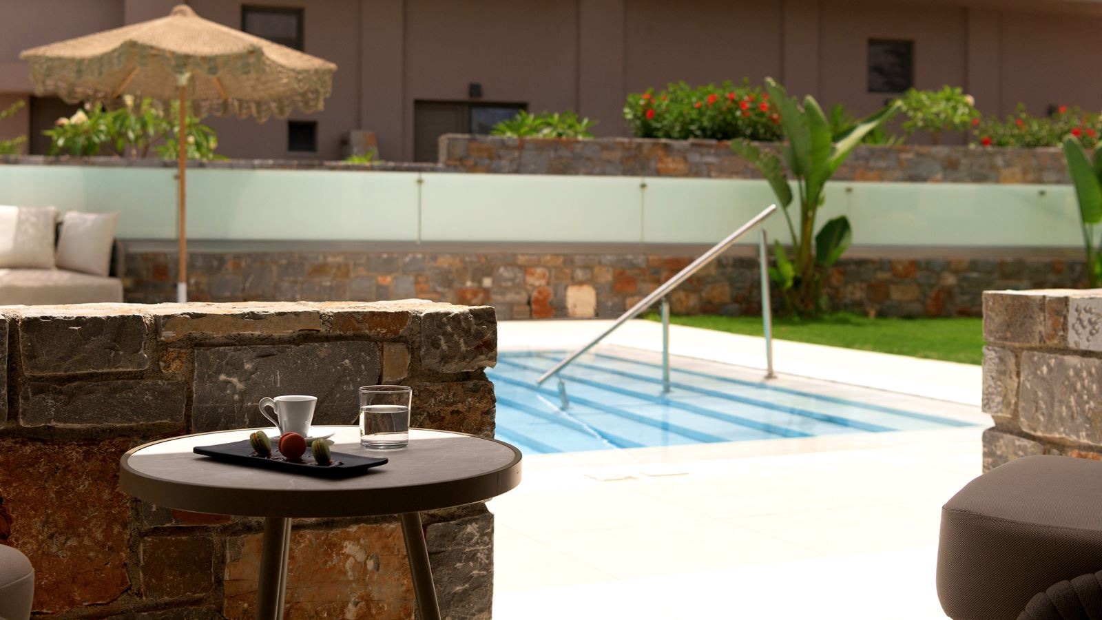 rooms-white-deluxe-suite-swimup