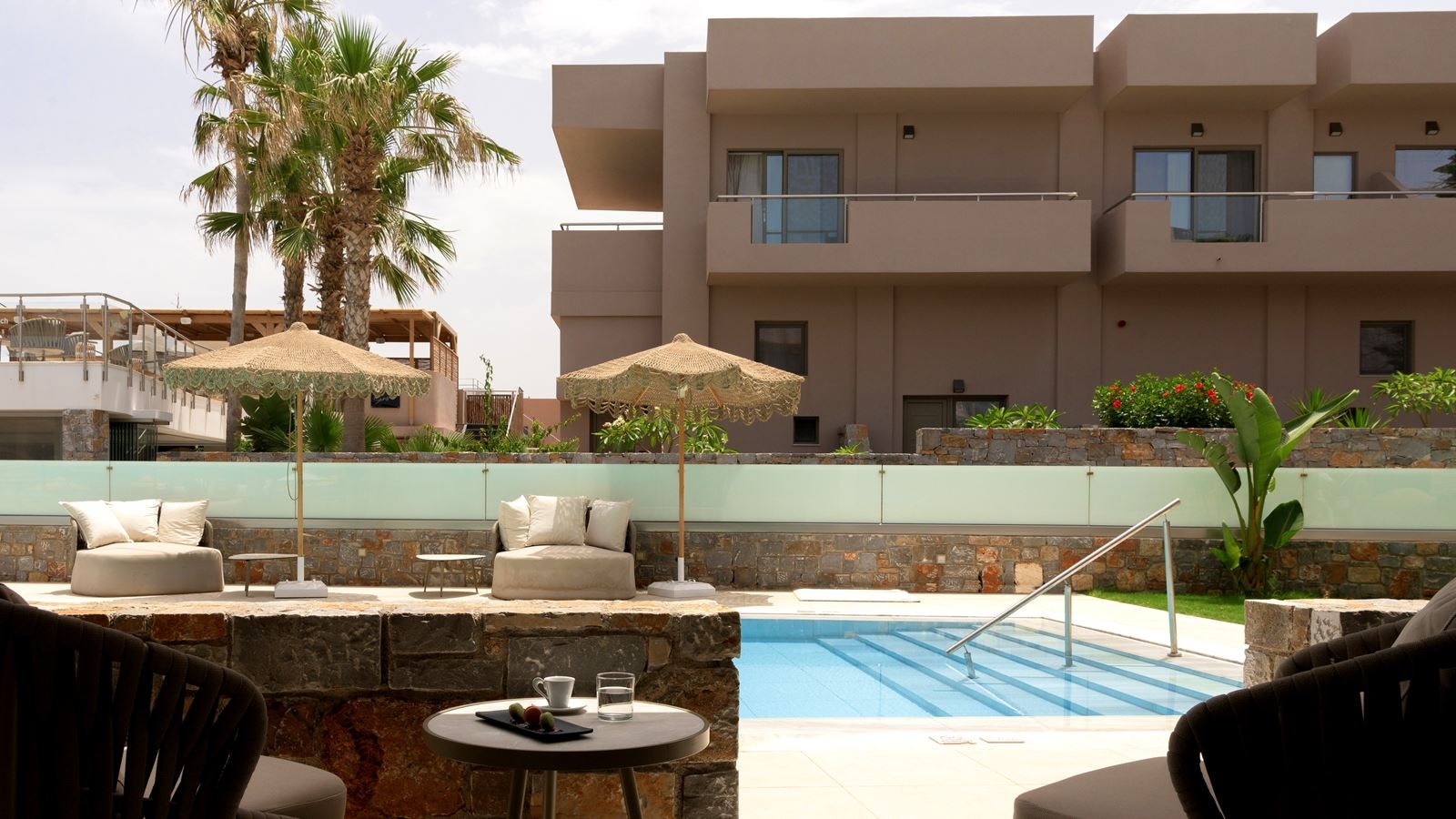 rooms-white-deluxe-suite-swimup