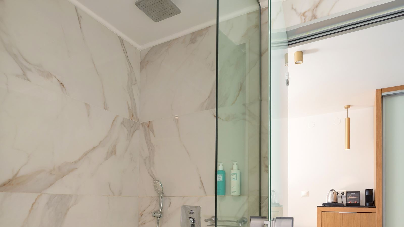 rooms-white-deluxe-suite-swimup