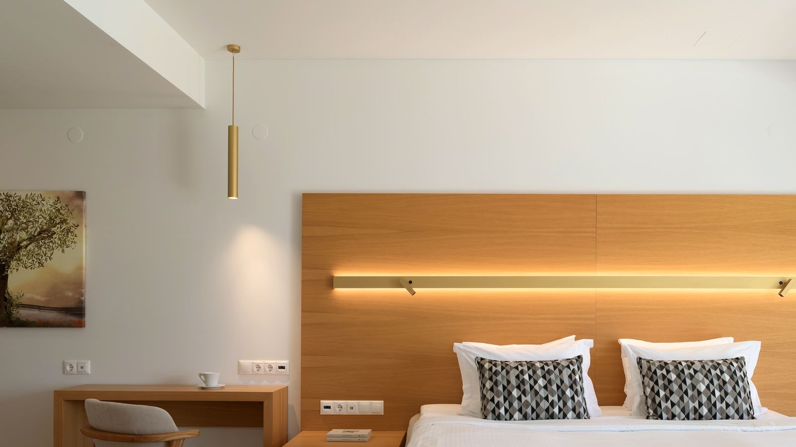 rooms-white-deluxe-suite-sea-view