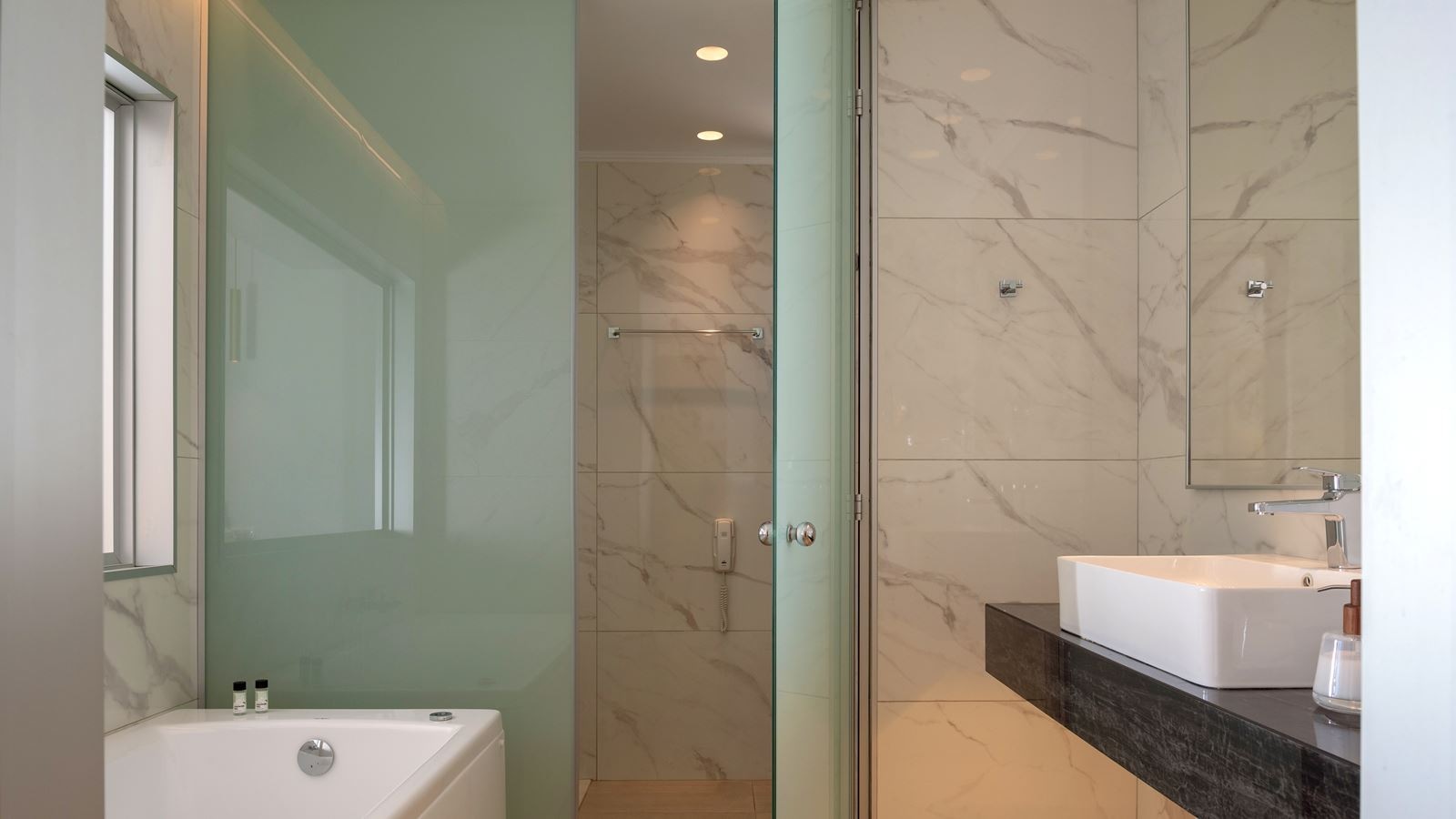 rooms-white-deluxe-suite-sea-view