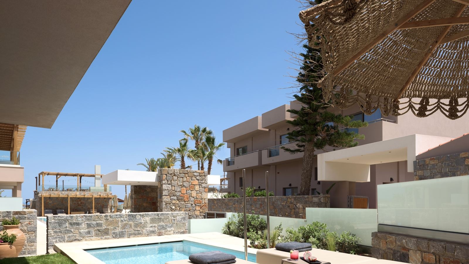 rooms-white-superior-double-private-pool