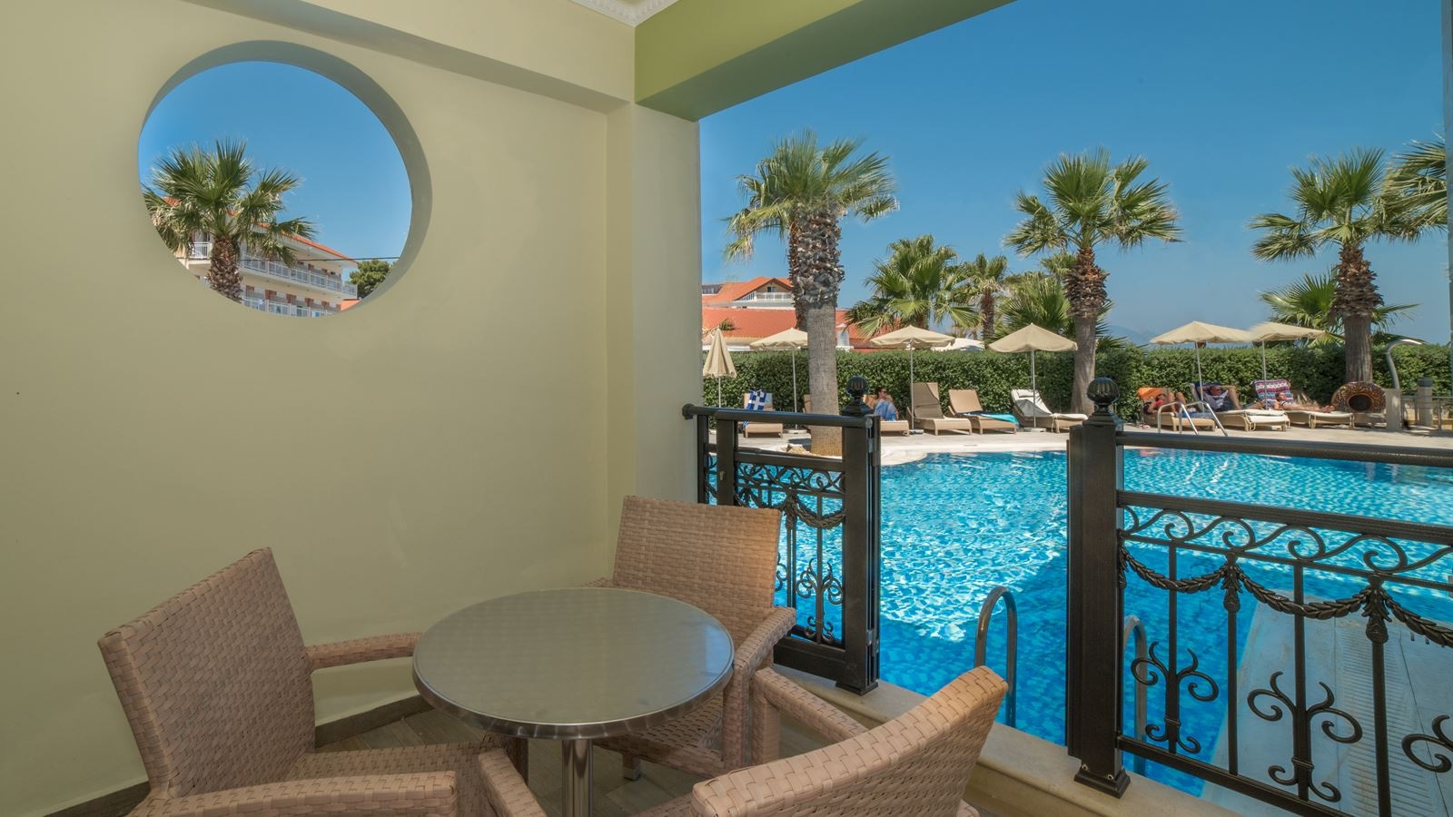 rooms-junior-suite-swim-up