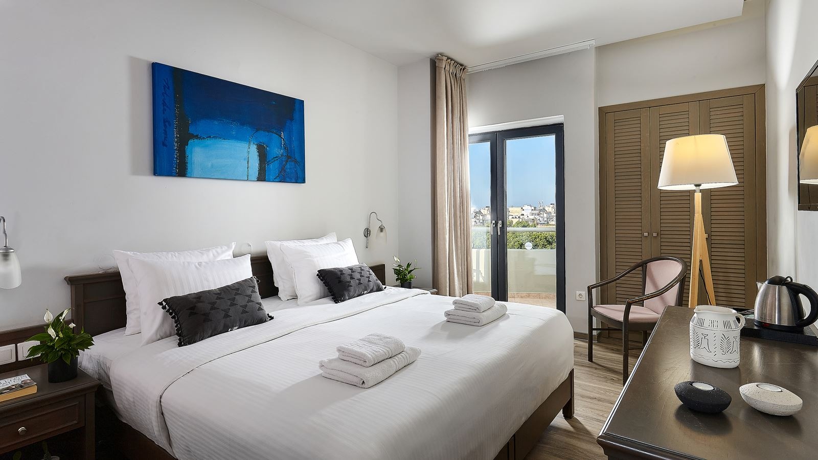 rooms-deluxe-city-view-room