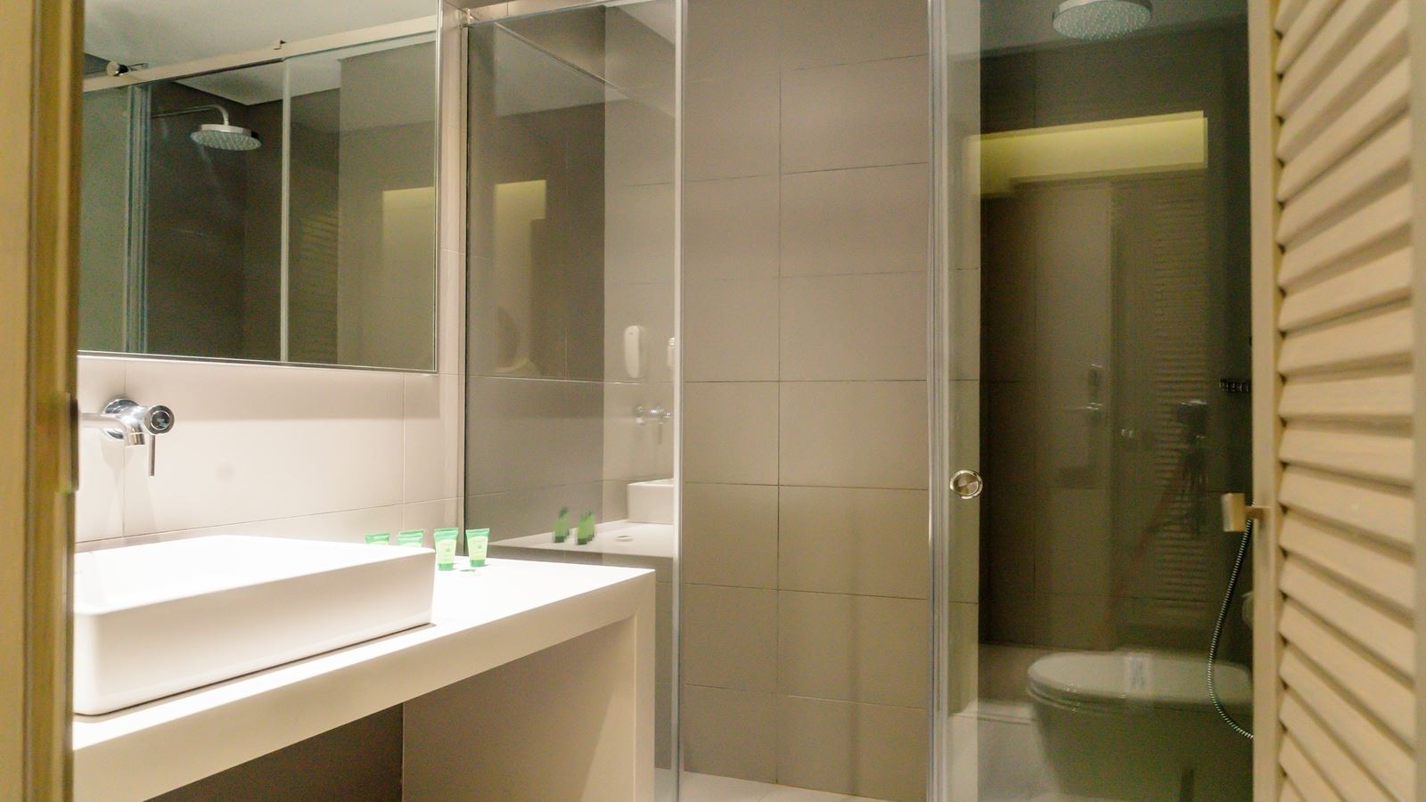 rooms-deluxe-city-view-room