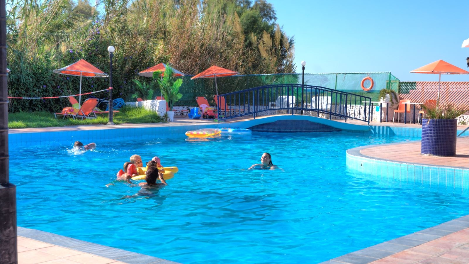 restaurants-pool-bar