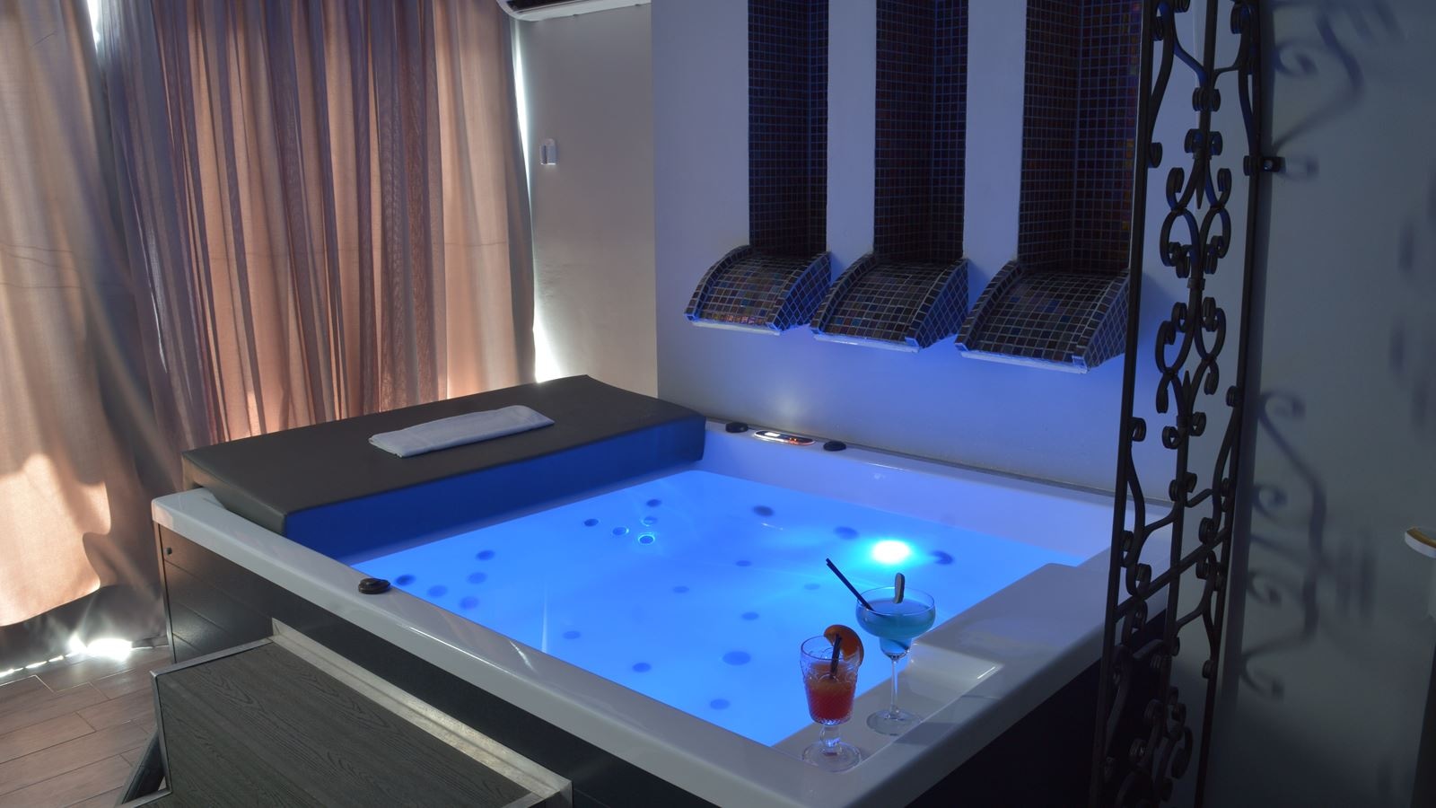 rooms-suite-with-jacuzzi