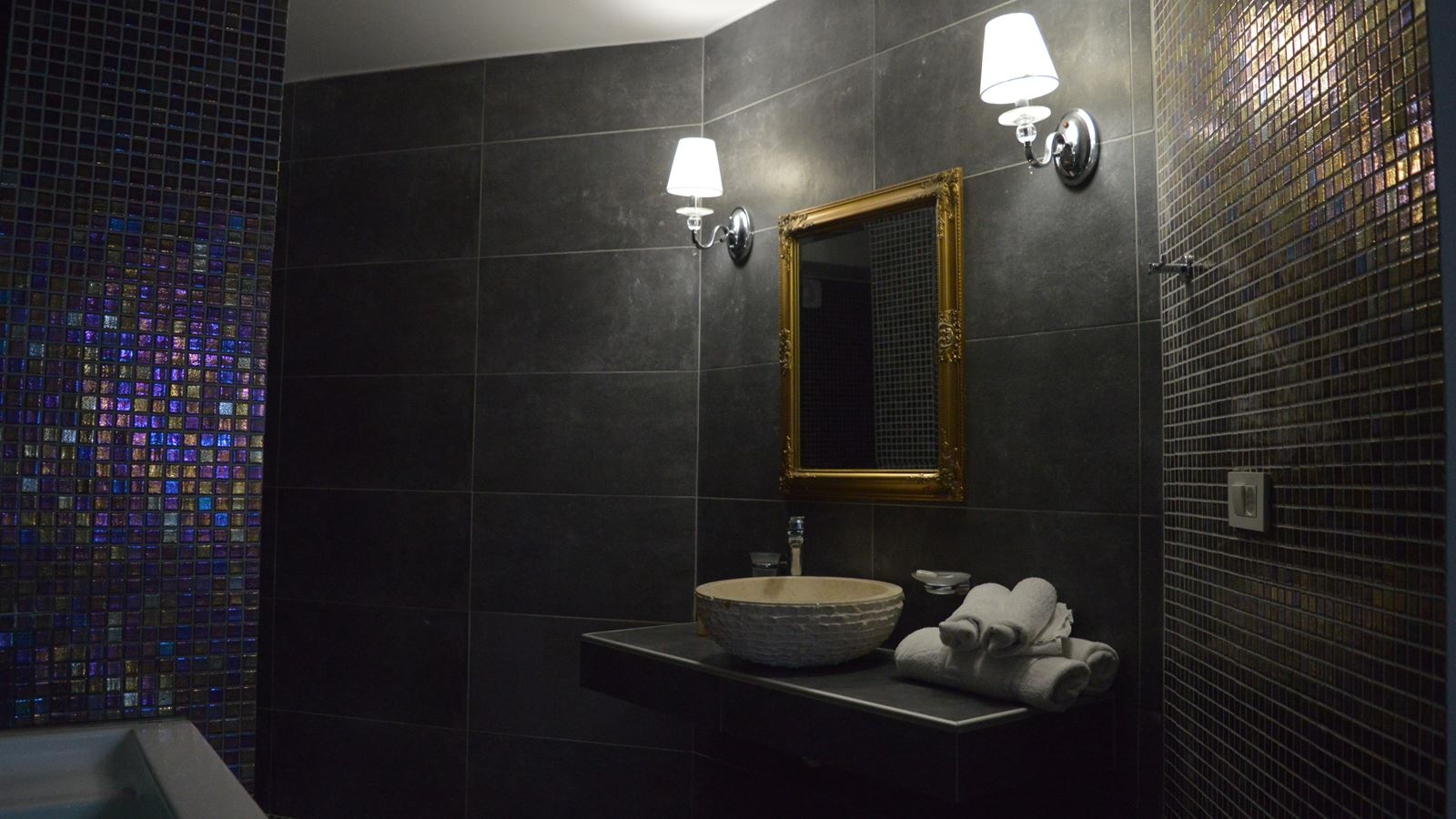 rooms-suite-with-jacuzzi