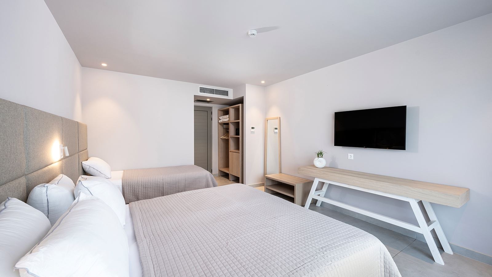 rooms-promotion-land-view-balcony-or-terrace