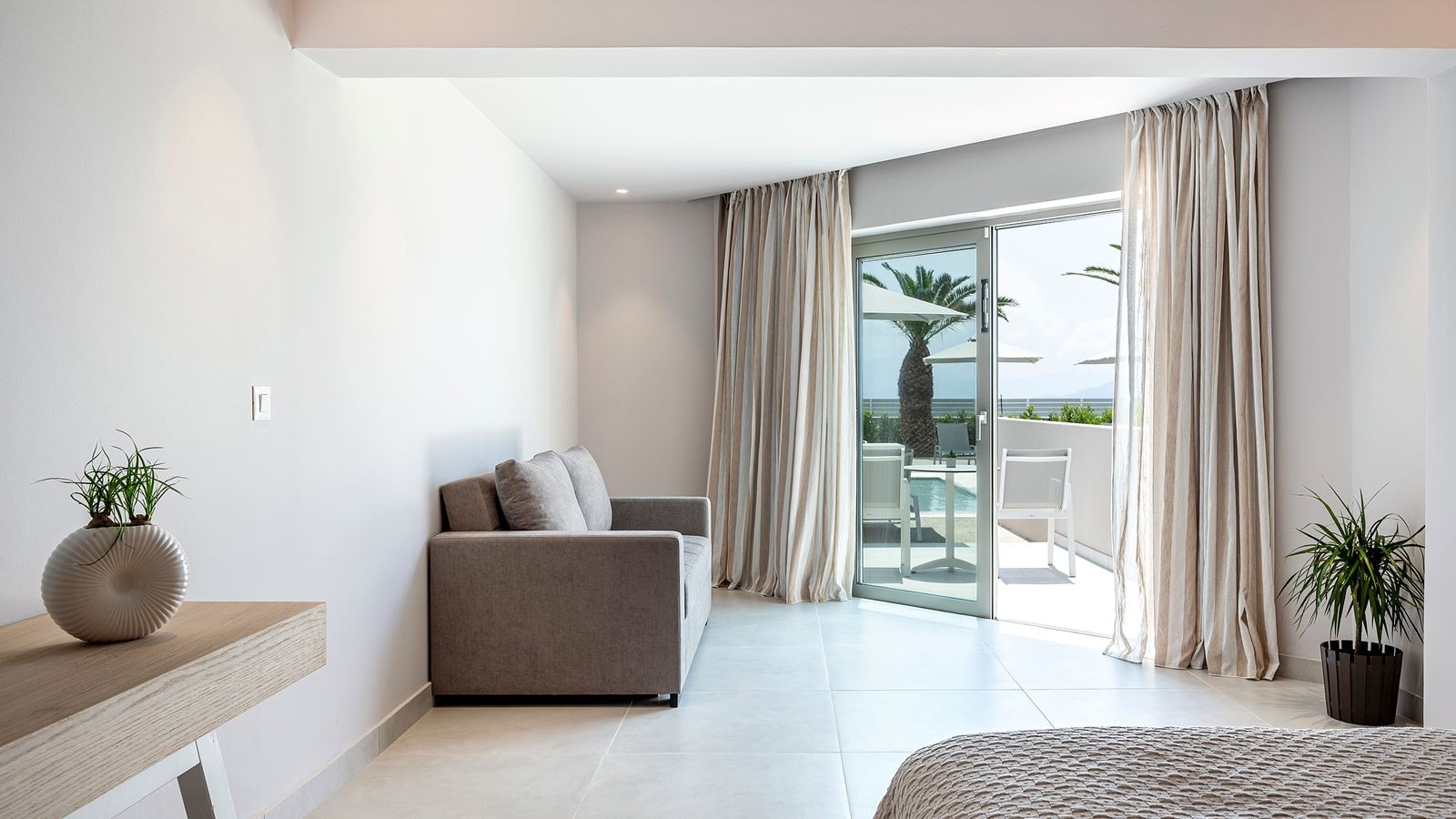 rooms-junior-suite-swim-up