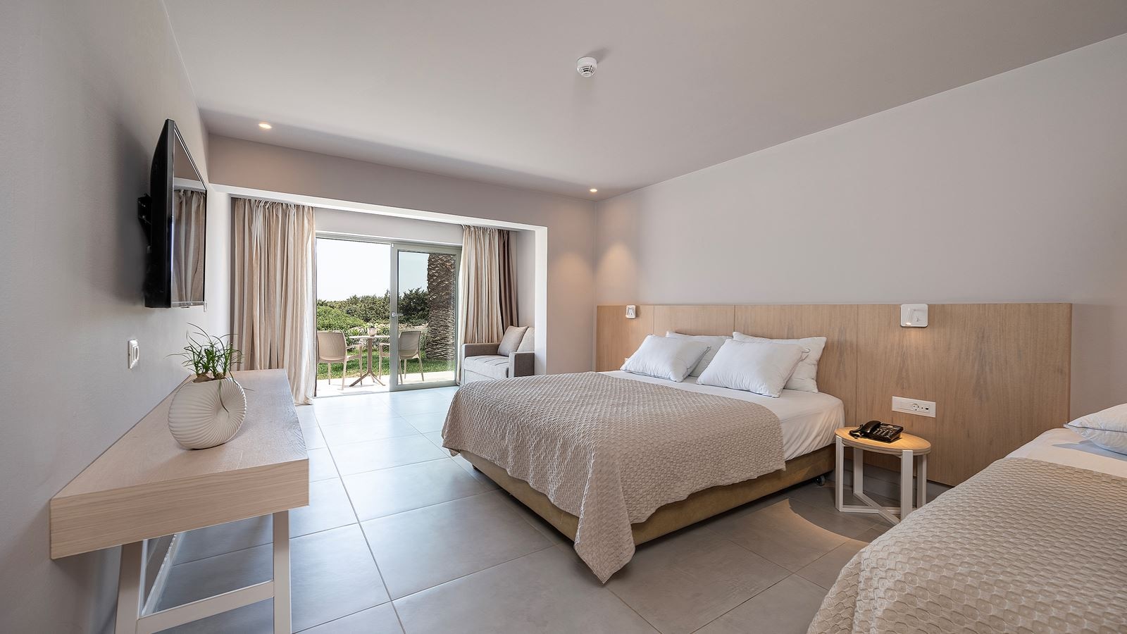 rooms-family-room-landview-balcony-or-terrace