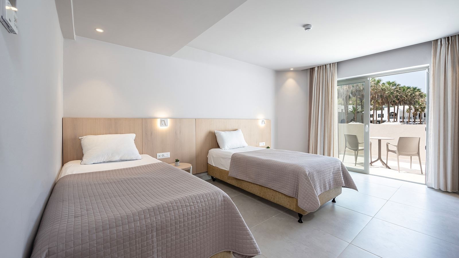 rooms-family-suite-land-view-balcony-or-terrace