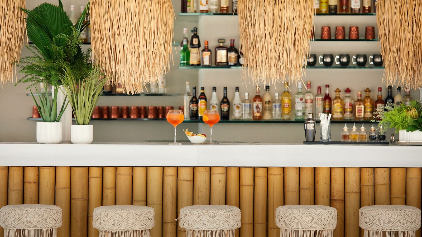 bars-deluxe-lobby-bar