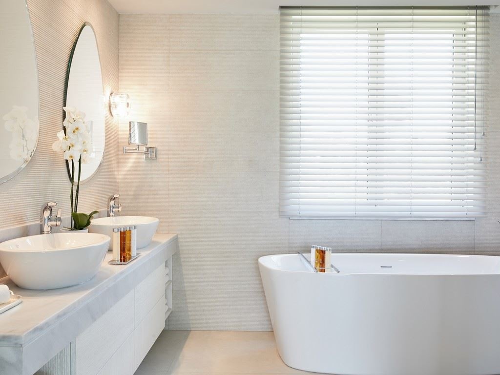 rooms-deluxe-junior-suite-with-private-garden--sea-view