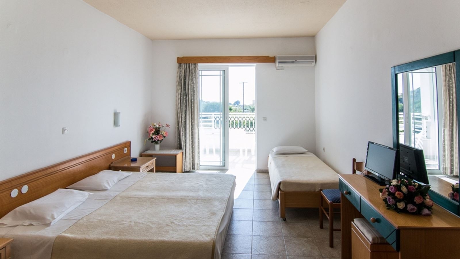 rooms-studio-triple-balcony-or-terrace