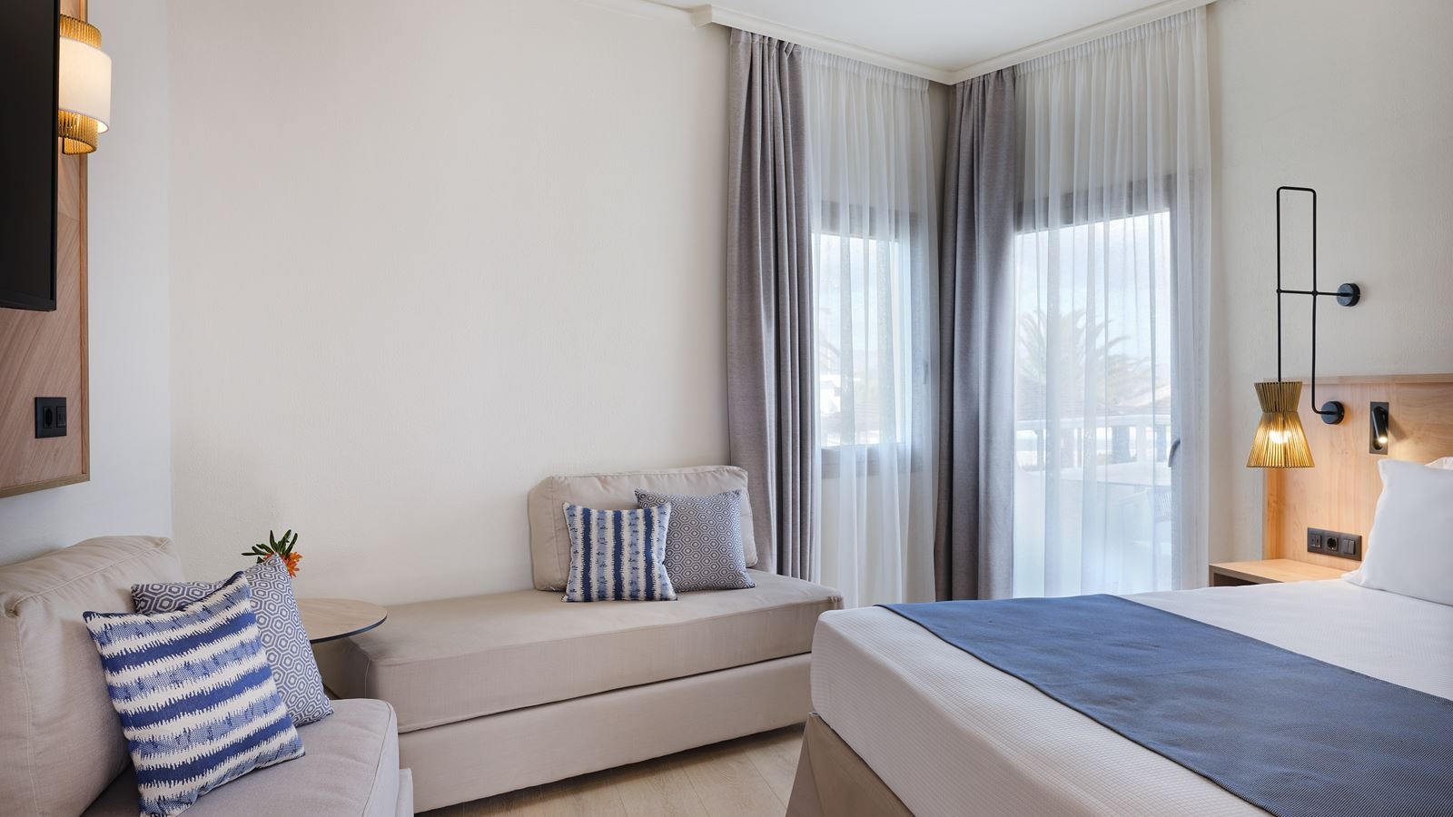 rooms-family-suite-open-plan-side-sea-view