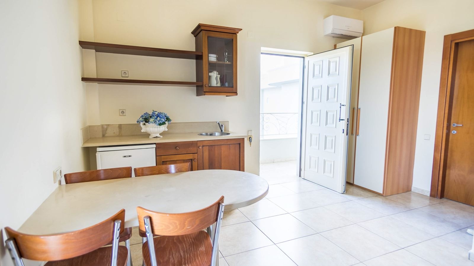 rooms-superior-1-bedroom-apartment-balcony-or-terrace