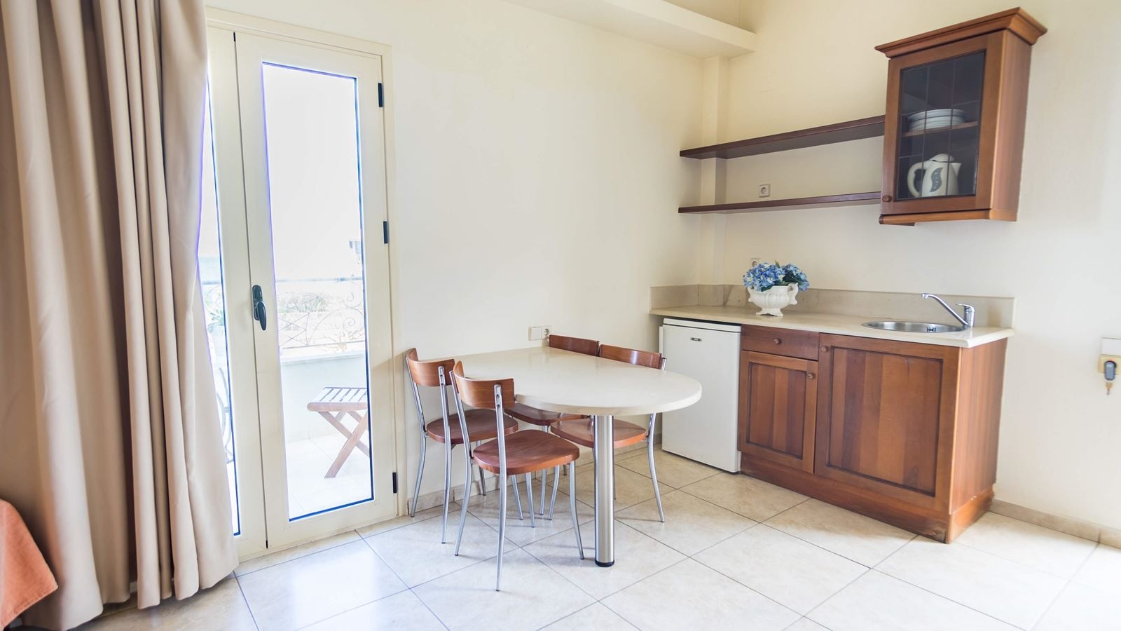 rooms-superior-1-bedroom-apartment-balcony-or-terrace