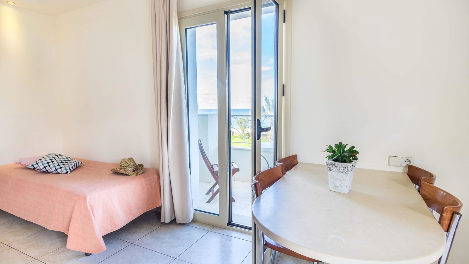 rooms-superior-1-bedroom-apartment-balcony-or-terrace