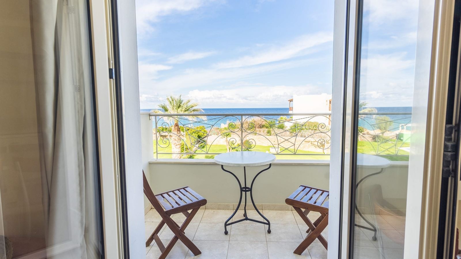 rooms-superior-1-bedroom-apartment-balcony-or-terrace