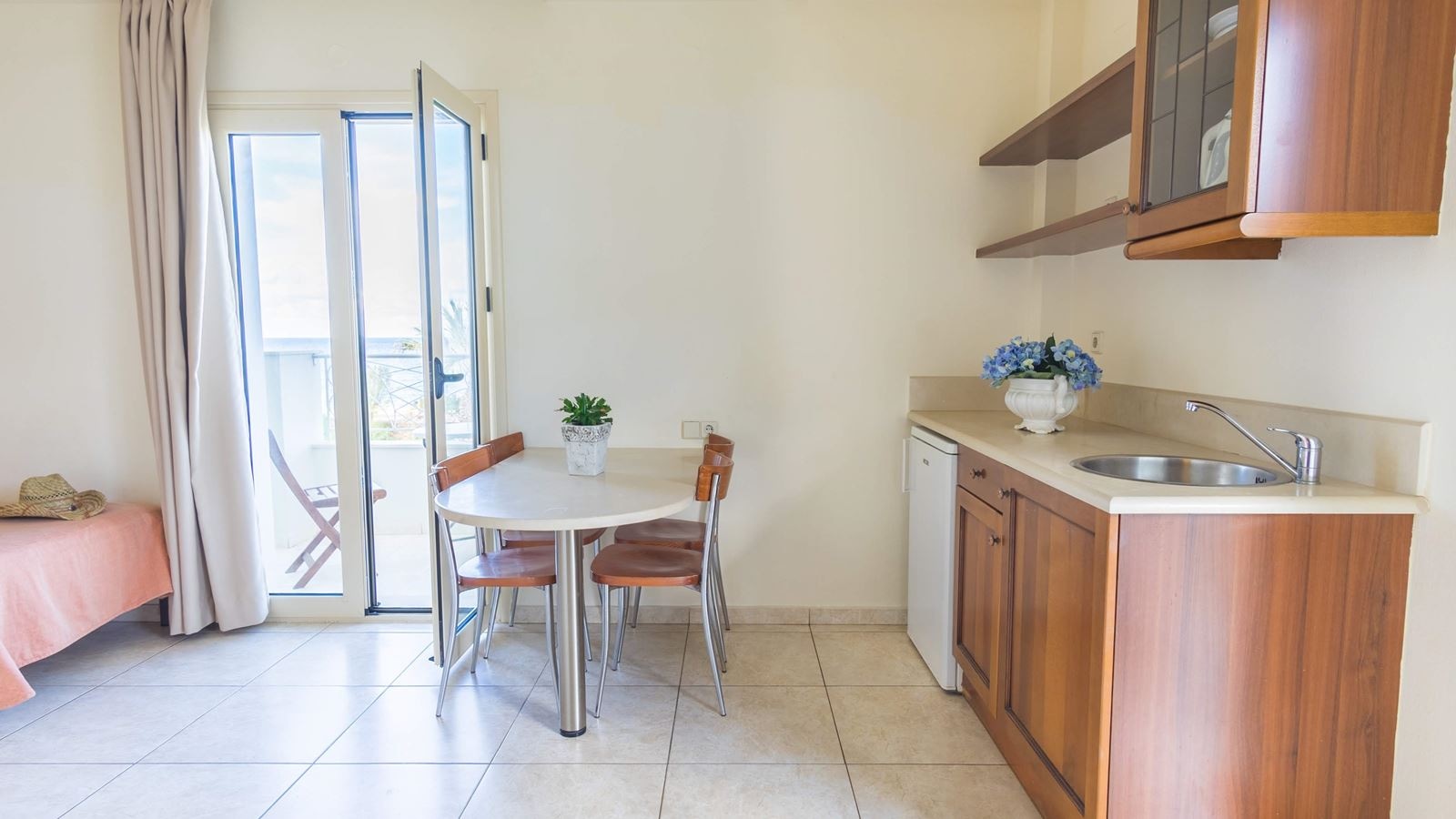 rooms-superior-1-bedroom-apartment-balcony-or-terrace