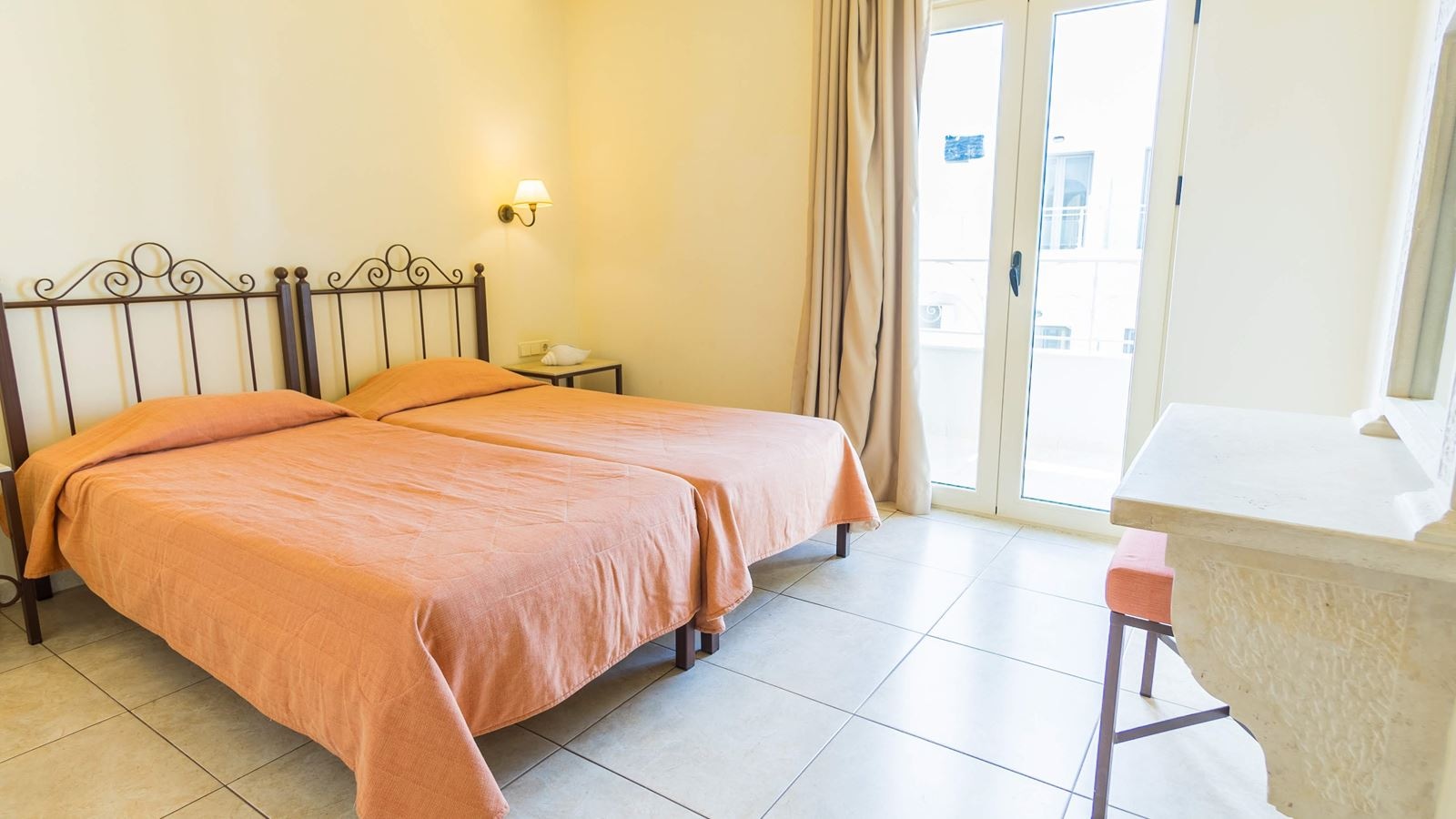 rooms-superior-1-bedroom-apartment-balcony-or-terrace