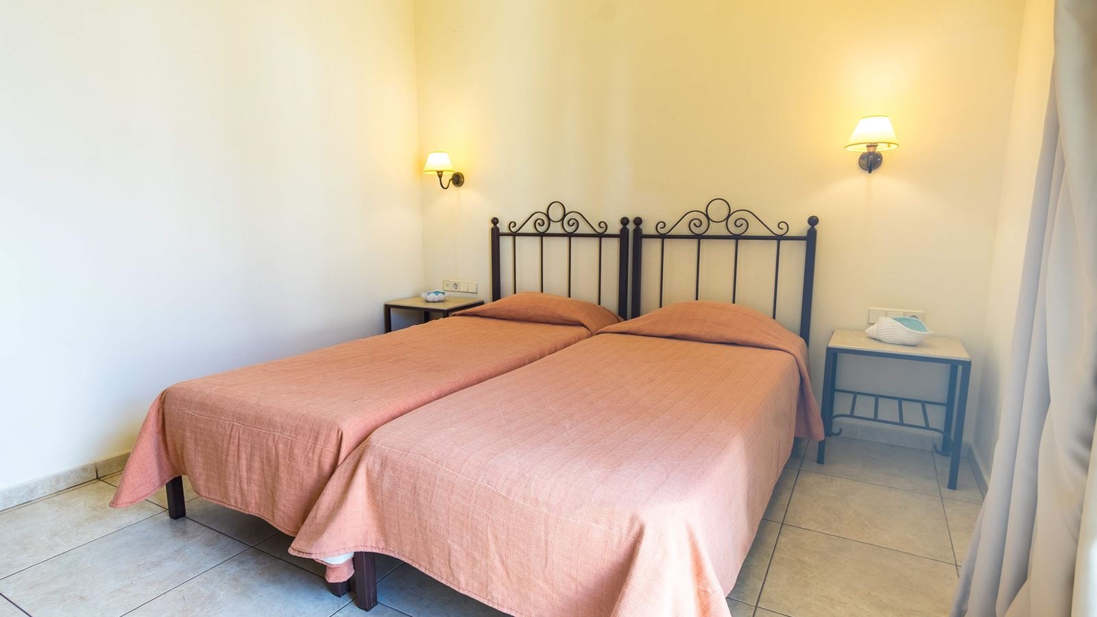 rooms-superior-1-bedroom-apartment-balcony-or-terrace