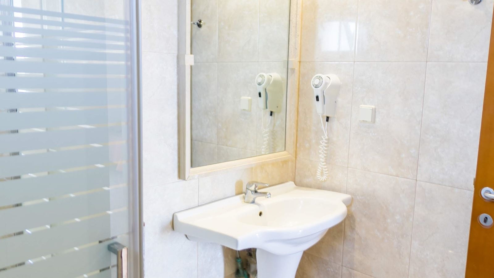 rooms-superior-1-bedroom-apartment-balcony-or-terrace