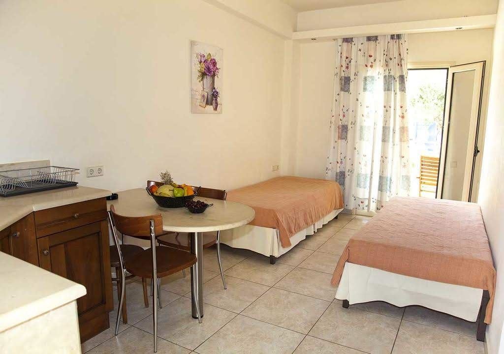 rooms-superior-1-bedroom-apartment-balcony-or-terrace