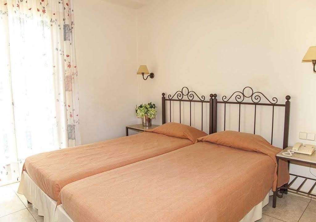 rooms-superior-1-bedroom-apartment-balcony-or-terrace