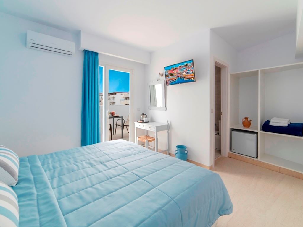 rooms-classic-double-tv