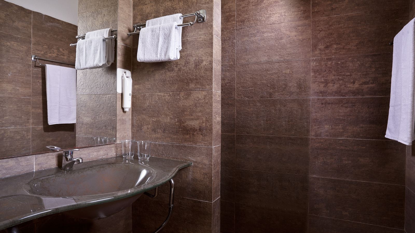 rooms-family-rooms-with-garden-view