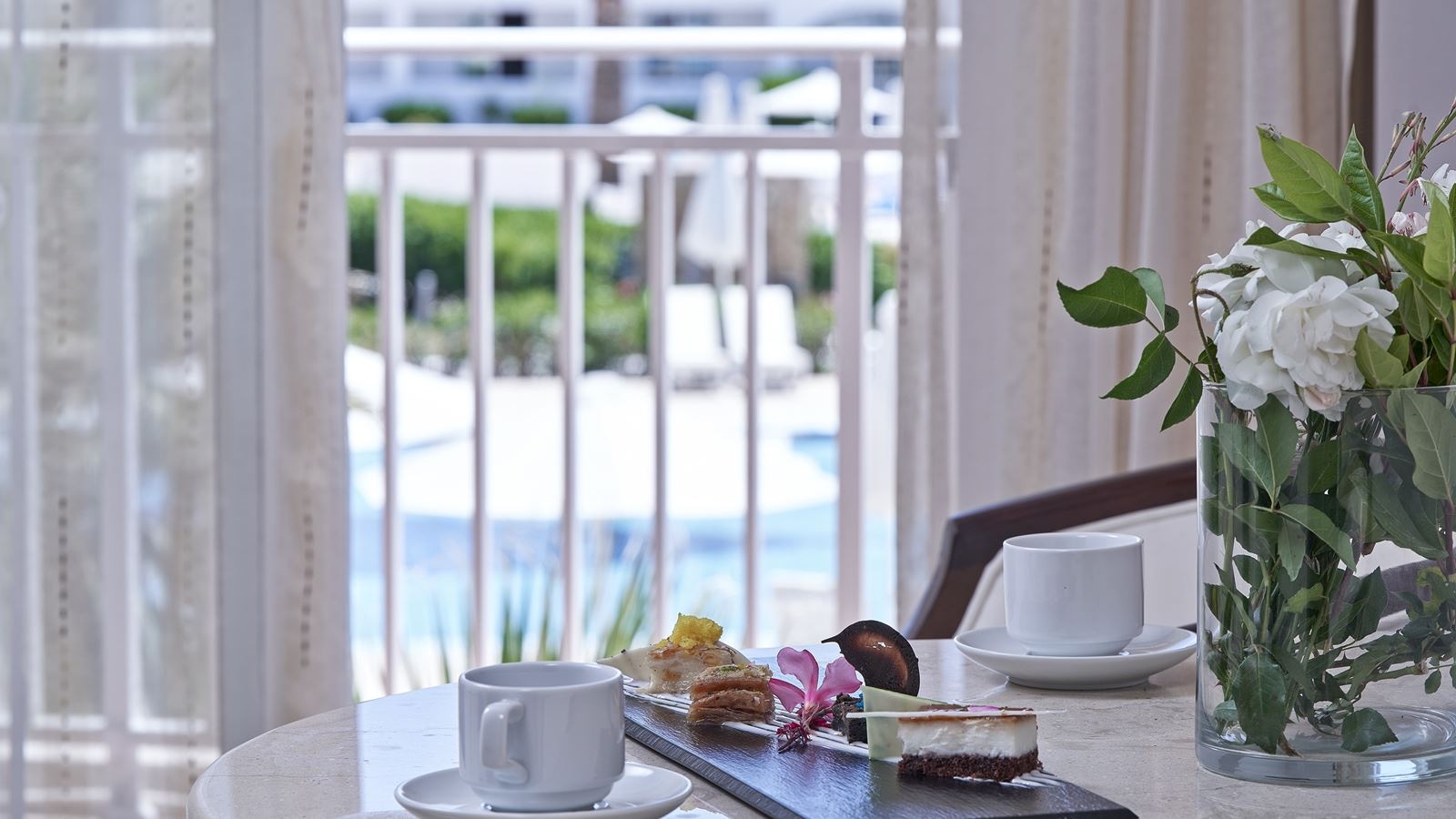 rooms-junior-suites-with-side-sea-view