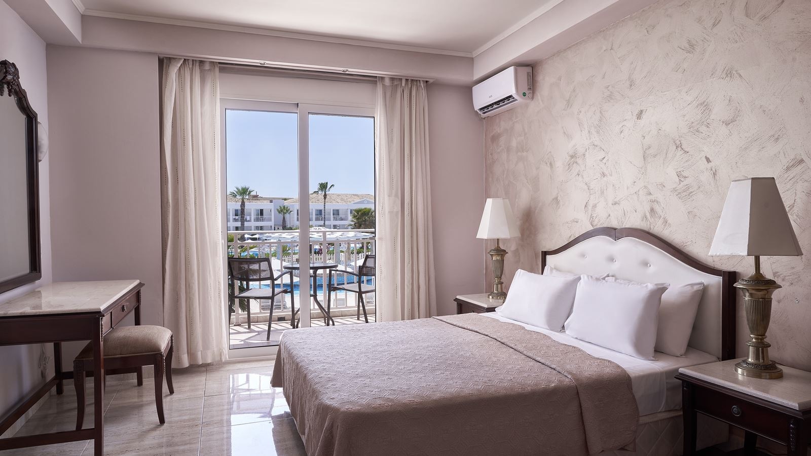 rooms-junior-suites-with-side-sea-view