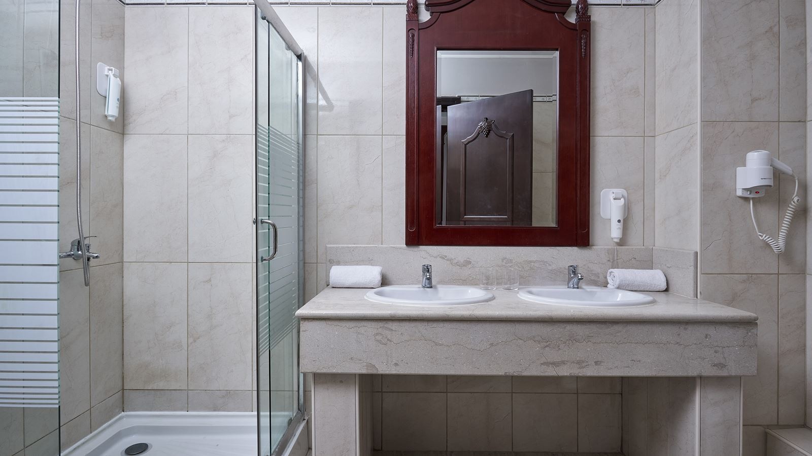 rooms-junior-suites-with-side-sea-view