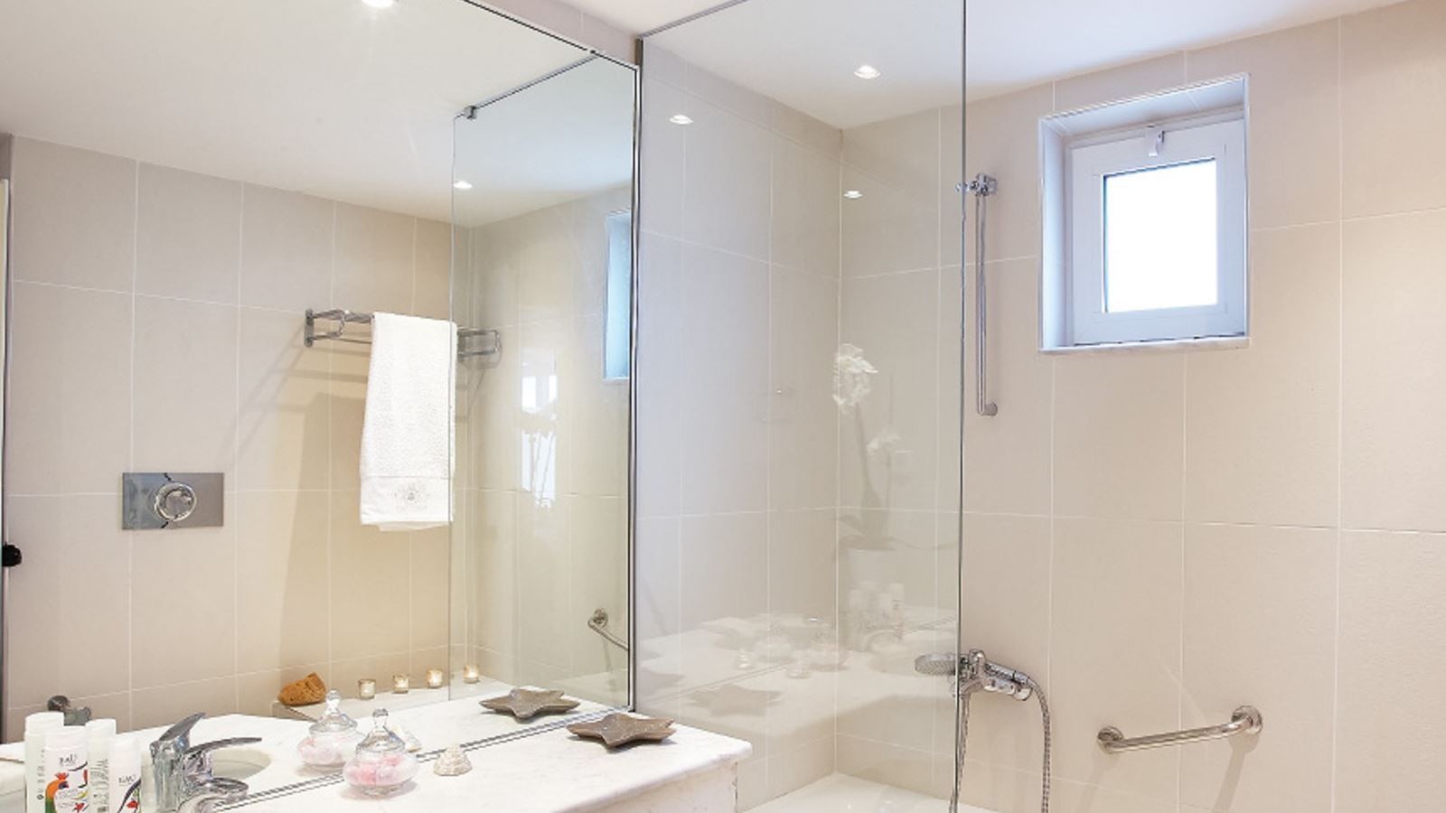 rooms-two-bedroom-apartmant-garden-view