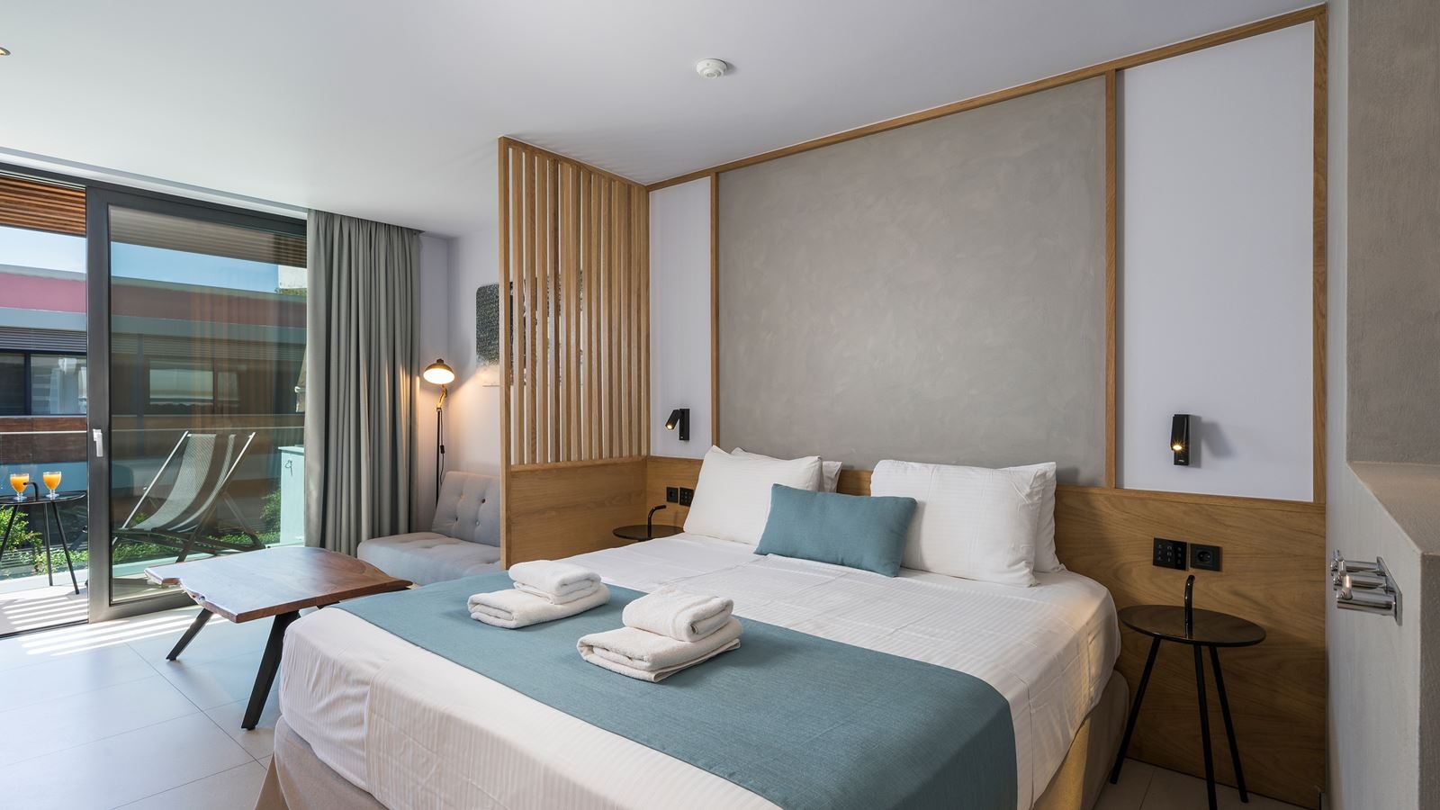 rooms-double-deluxe-gardenpoolview-balcony